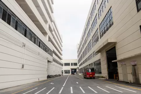 奥斯玛智能装备生产园区内部道路景观，现代化智能物流通道，融合工业美学与生态设计，展现高效制造园区交通脉络
