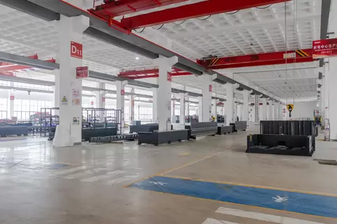 奥斯玛智能刨割机全自动化生产线全景图-工业4.0金属板材加工解决方案-多机协同精密制造系统-智能制造示范工厂实景
