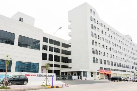 奥斯玛智能装备生产园区东北侧门全景，现代化智能园区入口设计，融合工业美学与安全功能，展现高端制造基地门户形象