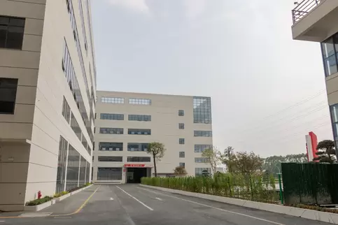 奥斯玛智能装备生产园区内部道路景观实拍：现代化园区道路与绿化景观融合，展现奥斯玛品牌在智能制造领域的专业环境与生态工业理念