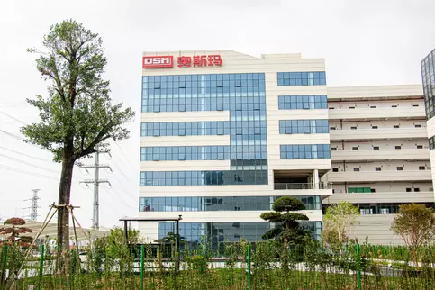 奥斯玛智能装备生产园区综合大楼全景，现代化智能科技园区核心建筑，融合创新设计与绿色生态理念，展现高端装备制造产业基地风貌