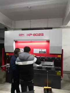 奥斯玛HP-8025液压数控折弯机客户现场实拍：专业团队操作智能数控系统执行高精度钣金加工，设备采用液压同步技术与刚性机身设计，实现±0.015mm级加工精度，展现奥斯玛品牌在数控装备制造领域的专业实力与工业自动化解决方案能力