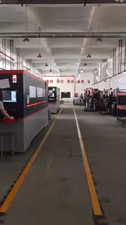 奥斯玛液压数控折弯机客户现场实拍：专业技师操作智能数控系统执行高精度钣金折弯作业，设备采用液压同步技术与刚性机身结构，实现±0.015mm级加工精度，展现奥斯玛品牌在数控装备制造领域的专业实力与工业自动化解决方案能力