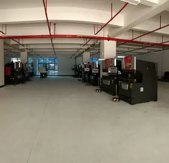 奥斯玛液压数控折弯机客户现场实拍：专业技师操作智能数控系统执行高精度钣金折弯作业，设备采用液压同步技术与刚性机身结构，实现±0.015mm级加工精度，展现奥斯玛品牌在数控装备制造领域的专业实力与工业自动化解决方案能力