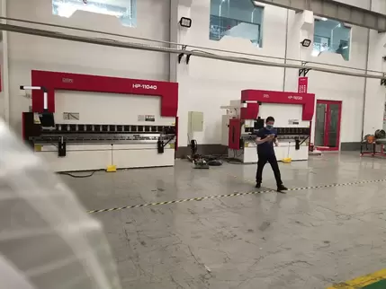 奥斯玛液压数控折弯机客户现场实拍：专业技师操作智能数控系统执行高精度钣金折弯作业，设备采用液压同步技术与刚性机身结构，实现±0.015mm级加工精度，展现奥斯玛品牌在数控装备制造领域的专业实力与工业自动化解决方案能力