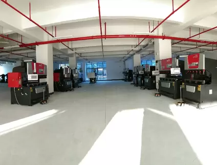 奥斯玛液压数控折弯机客户现场实拍：专业团队操作智能数控系统执行高精度钣金加工，设备采用液压同步技术与刚性机身设计，实现±0.015mm级加工精度，展现奥斯玛品牌在数控装备制造领域的专业实力与工业自动化解决方案能力