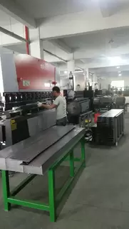 奥斯玛OG-100II下动式液压数控折弯机客户现场实拍：专业工程师操作智能数控系统，展现设备在钣金加工领域的高精度应用，液压同步技术与下动式结构确保±0.01mm级加工精度，突显奥斯玛品牌在数控装备制造领域的专业实力与技术领先性