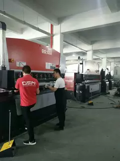 奥斯玛OG-100II下动式液压数控折弯机客户现场实拍：专业工程师操作智能数控系统，展现设备在钣金加工领域的高精度应用，液压同步技术与下动式结构确保±0.01mm级加工精度，突显奥斯玛品牌在数控装备制造领域的专业实力与技术领先性