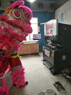 奥斯玛OG-35II下动式液压数控折弯机客户现场实拍：专业技师操作智能数控系统执行精密钣金折弯作业，设备采用液压同步技术与下动式结构，实现±0.015mm加工精度，突显奥斯玛品牌在中小型数控装备领域的专业实力与技术革新