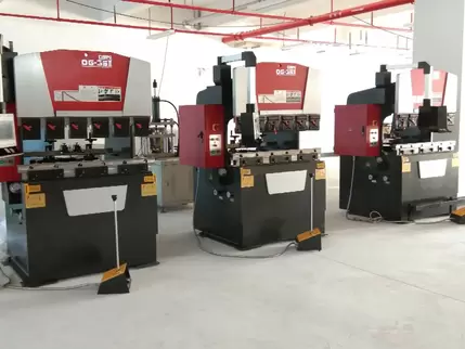 奥斯玛OG-35II下动式液压数控折弯机客户现场实拍：专业工程师操作智能数控系统执行高精度钣金加工，设备采用下动式结构与液压同步技术，实现±0.01mm级加工精度，展现奥斯玛品牌在数控装备制造领域的专业实力与精密加工解决方案能力