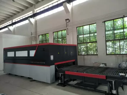 奥斯玛光纤激光切割机客户现场实拍：专业工程师操作高功率激光切割系统，展现设备在金属加工领域的精密制造能力，配备智能数控系统与高速动态聚焦技术，实现毫米级切割精度与超低热变形，突显奥斯玛品牌在激光加工装备领域的技术领先性与工业4.0解决方案实力