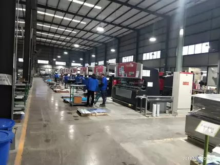 奥斯玛液压数控折弯机客户现场实拍：专业技师操作智能数控系统执行高精度钣金折弯作业，设备采用液压同步技术与刚性机身结构，实现±0.015mm级加工精度，展现奥斯玛品牌在数控装备制造领域的专业实力与工业自动化解决方案能力