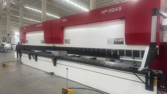奥斯玛HP-11045液压数控折弯机双机联动客户现场实拍：两台设备协同作业，专业工程师操作智能数控系统，通过液压同步技术与双缸精准控制，实现超长板材±0.02mm级精密成型，展现奥斯玛品牌在重型钣金制造领域的双机联动解决方案能力与技术领先性