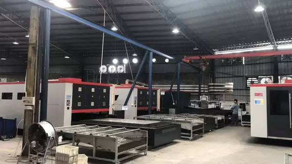 奥斯玛光纤激光切割机客户现场实拍：专业工程师操作高功率激光切割系统，展现设备在金属加工领域的精密制造能力，配备智能数控系统与高速动态聚焦技术，实现毫米级切割精度与超低热变形，突显奥斯玛品牌在激光加工装备领域的技术领先性与工业4.0解决方案实力