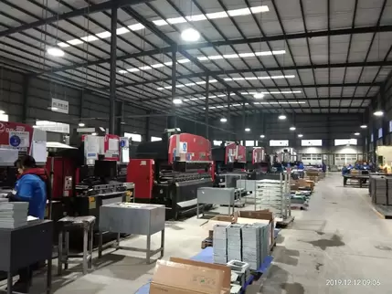 奥斯玛液压数控折弯机客户现场实拍：专业技师操作智能数控系统执行高精度钣金折弯作业，设备采用液压同步技术与刚性机身结构，实现±0.015mm级加工精度，展现奥斯玛品牌在数控装备制造领域的专业实力与工业自动化解决方案能力