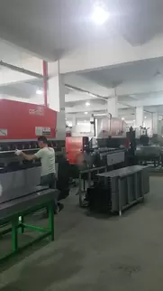 奥斯玛OG-100II下动式液压数控折弯机客户现场实拍：专业工程师操作智能数控系统，展现设备在钣金加工领域的高精度应用，液压同步技术与下动式结构确保±0.01mm级加工精度，突显奥斯玛品牌在数控装备制造领域的专业实力与技术领先性