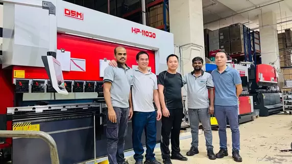 奥斯玛设备客户使用现场相册封面，奥斯玛HP-11030液压数控折弯机客户现场实拍：专业工程师操作1100吨级液压折弯设备，搭载智能数控系统与双缸同步技术，实现4米超长板材一次性精密成型，加工精度达±0.02mm，展现高端数控装备在重型钣金制造领域的核心应用价值
