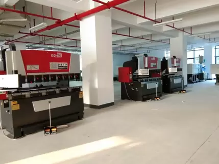 奥斯玛OG-60II下动式液压数控折弯机客户现场实拍：专业技师操作智能数控系统，展现设备在钣金加工领域的高精度应用，液压同步技术确保±0.01mm级加工精度，突显奥斯玛品牌在数控装备制造领域的专业实力与技术领先性