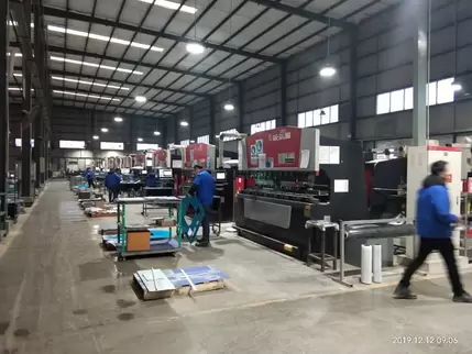 奥斯玛折弯机客户应用现场实拍：专业操作人员执行高精度金属板材折弯作业，设备搭载智能数控系统与液压同步技术，展现高端数控装备在钣金加工领域的实际应用场景，突显奥斯玛品牌在工业制造领域的专业实力