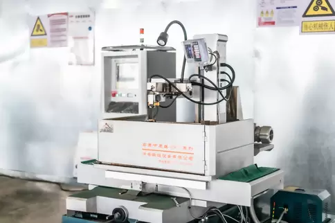 奥斯玛激光切割机精密中走丝线切割工艺实拍：专业技师操作智能数控系统，通过高精度钼丝电极实现金属材料的精密加工，采用多次切割技术提升加工精度至±0.005mm，表面粗糙度达Ra1.4μm，展现高端数控装备在复杂零部件制造领域的核心工艺实力
