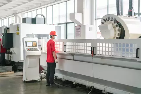 奥斯玛激光切割机智能生产车间实拍：集成高功率光纤激光器与自动化上下料系统，展现精密钣金加工全流程，专业团队操作智能数控平台，采用工业级除尘技术确保切割精度与环保生产，打造高端激光装备智能制造标杆