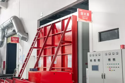 奥斯玛折弯机精密热处理工艺实拍：专业技师正在执行回火作业，通过精准控温优化金属材料内部结构，有效消除淬火应力并提升工件韧性，确保折弯机核心部件具备卓越抗疲劳性能与长期稳定性