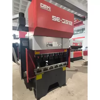 奥斯玛SE-3512纯电伺服数控折弯机左前方视角实拍，展示工业级精密钣金成型设备核心性能，搭载全电动伺服驱动系统，诠释高端装备制造领域绿色智能钣金加工解决方案