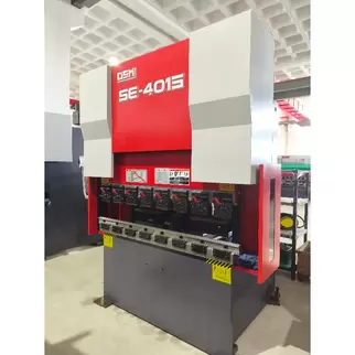 奥斯玛SE-4015纯电伺服数控折弯机正面视角实拍，展示工业级精密钣金成型设备核心性能，搭载全电动伺服驱动系统，诠释高端装备制造领域绿色智能钣金加工解决方案