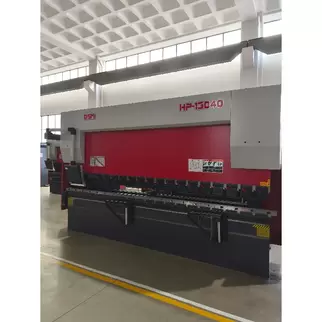 奥斯玛HP-13040液压数控折弯机右前方视角实拍，展示工业级超大型钣金成型设备核心性能，搭载高精度数控系统，诠释高端装备制造领域超重型钣金加工解决方案