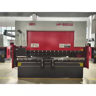 奥斯玛HP-20030液压数控折弯机正面视角实拍，展示工业级超大型钣金成型设备核心性能，搭载高精度数控系统，诠释高端装备制造领域超重型钣金加工解决方案