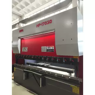 奥斯玛HP-17030液压数控折弯机右前方视角实拍，展示工业级超大型钣金成型设备核心性能，搭载高精度数控系统，诠释高端装备制造领域超重型钣金加工解决方案