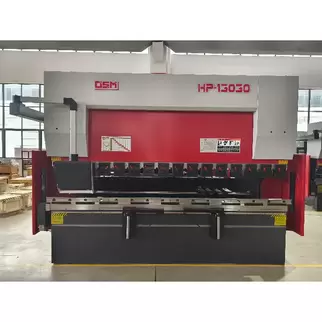 奥斯玛HP-13030液压数控折弯机智能加工实拍，展示工业级超大型钣金成型设备核心性能，13m×3m加工范围搭载高精度数控系统，诠释高端装备制造领域超重型钣金加工解决方案