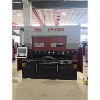 奥斯玛HP-8025液压数控折弯机智能加工实拍，展示工业级超大型钣金成型设备核心性能，8m×2.5m加工范围搭载高精度数控系统，诠释高端装备制造领域超重型钣金加工解决方案