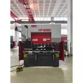 奥斯玛HP-6020液压数控折弯机智能加工实拍，展示工业级超大型钣金成型设备核心性能，6m×2m加工范围搭载高精度数控系统，诠释高端装备制造领域超重型钣金加工解决方案