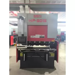 奥斯玛HP-5015液压数控折弯机智能加工实拍，展示工业级钣金成型设备核心性能，5m×1.5m加工范围搭载高精度数控系统，诠释高端装备制造领域重型钣金加工解决方案
