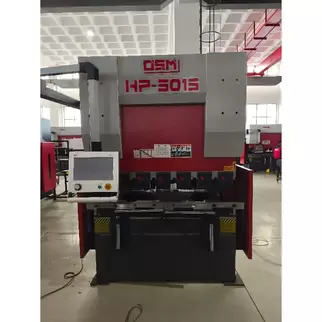 奥斯玛HP-5015液压数控折弯机智能加工实拍，展示工业级钣金成型设备核心性能，5m×1.5m加工范围搭载高精度数控系统，诠释高端装备制造领域重型钣金加工解决方案