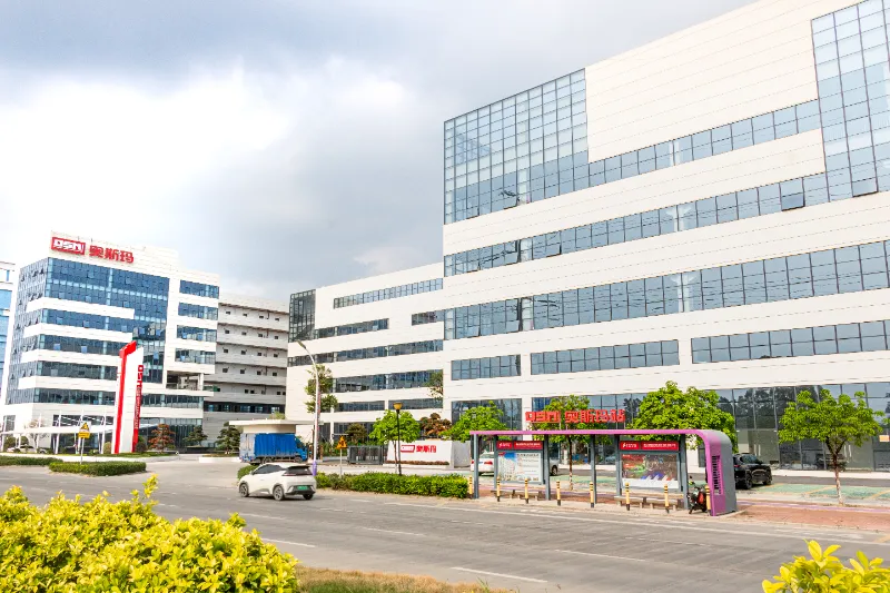 奥斯玛智能装备生产园区正门及奥斯玛站站台全景——现代化工业园区入口与智能交通枢纽实景展示