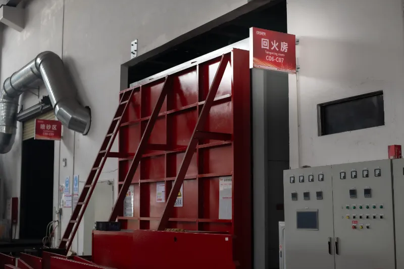 奥斯玛折弯机核心制造工序——回火处理实拍，展示金属板材在精密温控设备中完成应力消除作业，工人专注监控温度曲线确保机械性能达标，凸显高端装备对工艺精度的极致追求