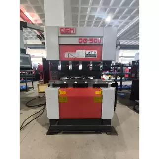 奥斯玛OG-50II数控折弯机正视图，展示紧凑型液压折弯系统与触控操作界面，高精度钣金加工设备，适用于中小型制造车间自动化生产